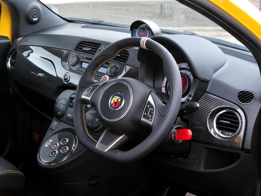 Интерьер Abarth 695 Tributo Ferrari 2011 года  (AU) (фото 5 из 5)